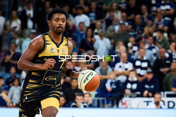Elijah Hughes (7; MHP Riesen Ludwigsburg) mit Ball