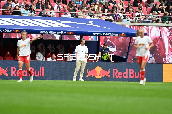 Trainer an der Seitenlinie