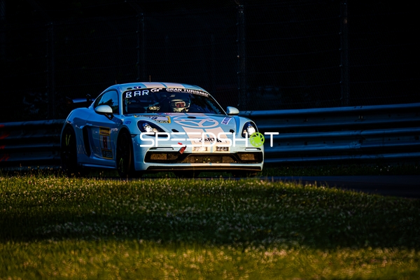 Rennfahrzeug auf der Rennstrecke