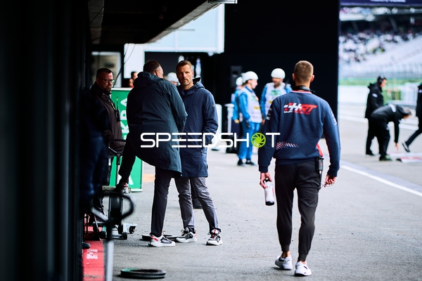 Teammitglieder in der Boxengasse