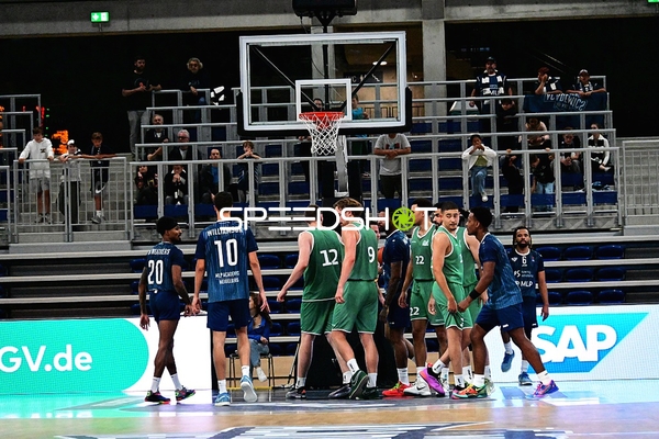 Spieler versammeln sich am Korb