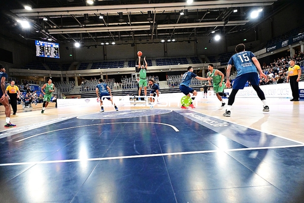 Spieler kämpfen um Ball