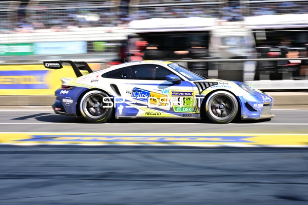 Rennfahrzeug auf der Rennstrecke