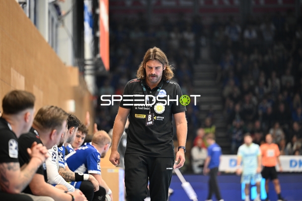 Sebastian Hinze (999; ThSV Eisenach) an der Bank