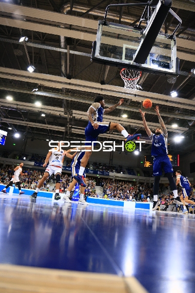 Osun Osunniyi (12; MLP Academics Heidelberg) und 23; Promitheas Patras Vikos Cola am Korb