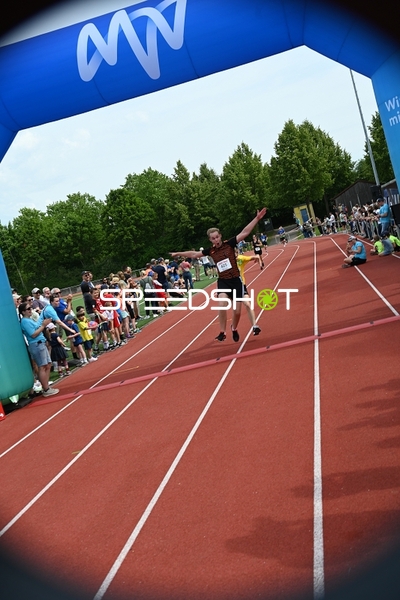 Läufer überquert Ziellinie