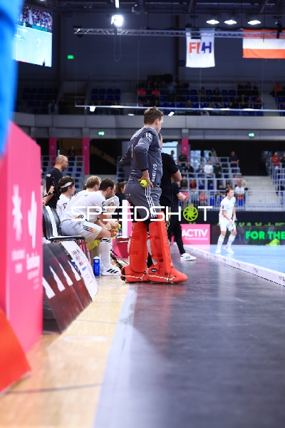 Lukas Stumpf (1; Deutschland) an der Seitenlinie