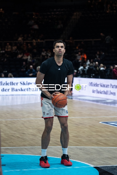 Oscar da Silva (1; FC Bayern Basketball) mit Ball in Wurfposition
