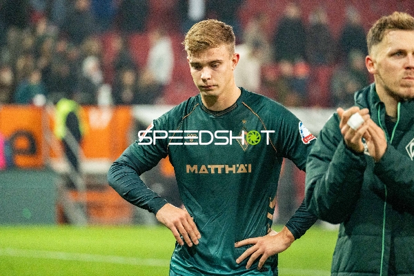 Spieler Keke Topp (42; SV Werder Bremen) nachdenklich