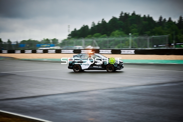 Medical Car 1 auf Rennstrecke