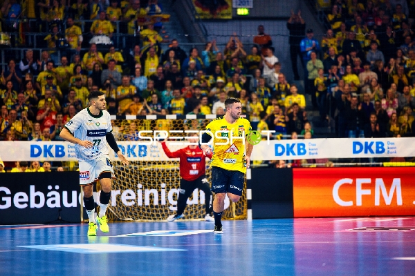 Ein Spieler von Rhein Neckar Löwen läuft nach einem erzielten Tor zurück. Der Torwart hat sich in Position gebracht.