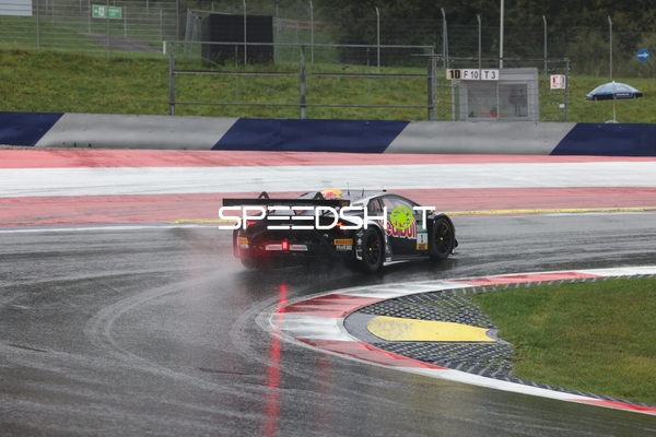 Rennfahrzeug auf nasser Strecke