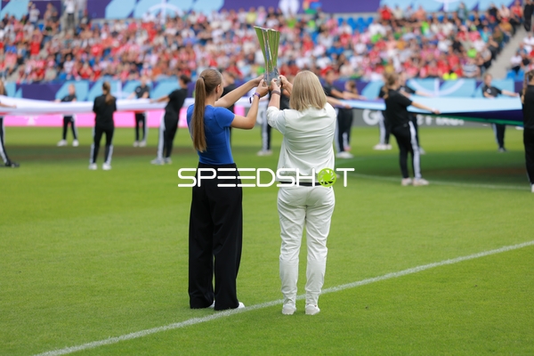 Pokalübergabe auf dem Spielfeld