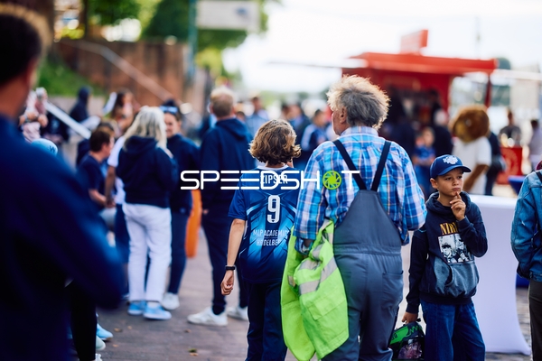 Spieler Paul Zipser (9; MLP) in der Menge