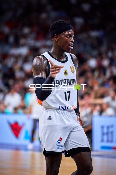 Dennis Schröder (17; Deutschland) steuert das Spiel