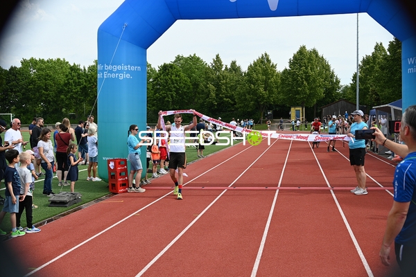 Erster Läufer überquert Ziellinie