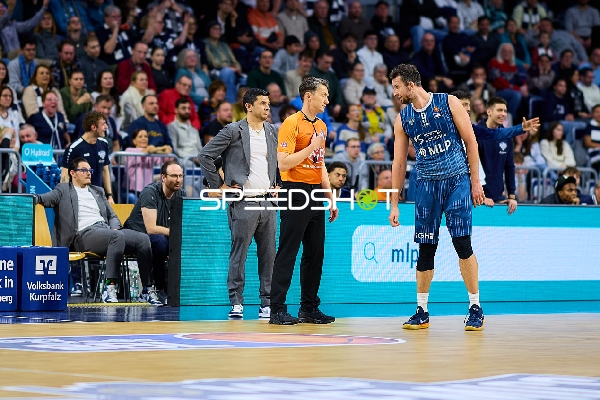 Szene mit Paul Zipser (9; MLP Academics Heidelberg) und Kevin McClain (3; MLP Academics Heidelberg)