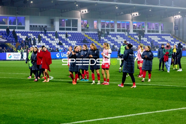 Spielerinnen verlassen Spielfeld