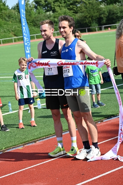 Gemeinsames Überqueren des Zielbands