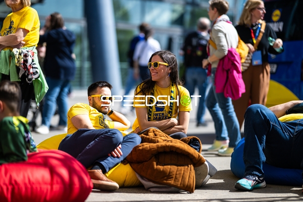 Fans der Rhein-Neckar Löwen entspannen vor dem Spiel