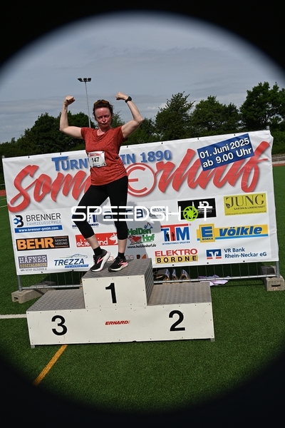 Athletin auf Siegerpodest