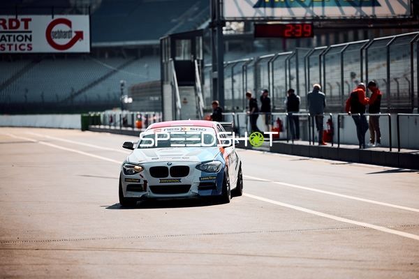 BMW Rennwagen in der Boxengasse