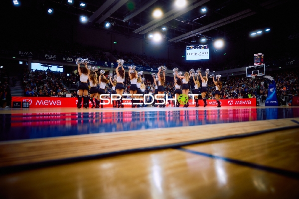 Cheerleader-Performance auf dem Spielfeld