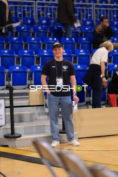 Person vor Zuschauerrängen