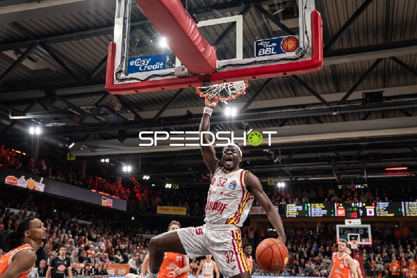 Spielaktion mit Charles Thompson (32; Würzburg Baskets)