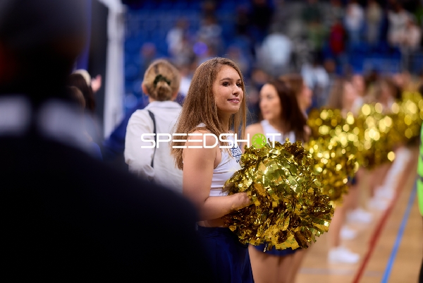 Cheerleader mit Pompons