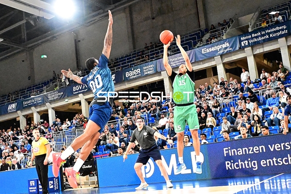 Direktes Duell um den Ball