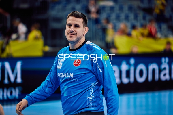 Ein Spieler von MT Melsungen bereitet sich auf das Spiel vor.