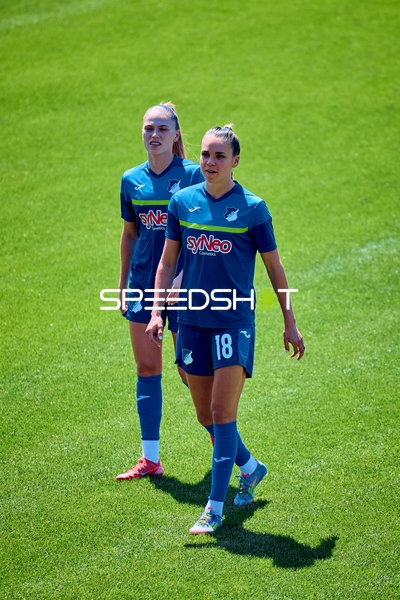 Warmup Jill Janssens (9;TSG Hoffenheim Frauen 1), Julia Hickelsberger (18;TSG Hoffenheim Frauen 1)
