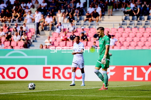 Torwart in Aktion am Strafraum