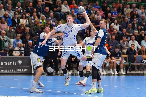 Niels Versteijnen (25; TBV Lemgo) mit Ball in Aktion