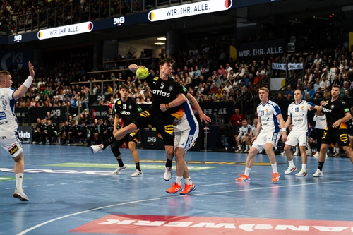 Miro Schluroff (5; Deutschland) im Zweikampf um den Ball