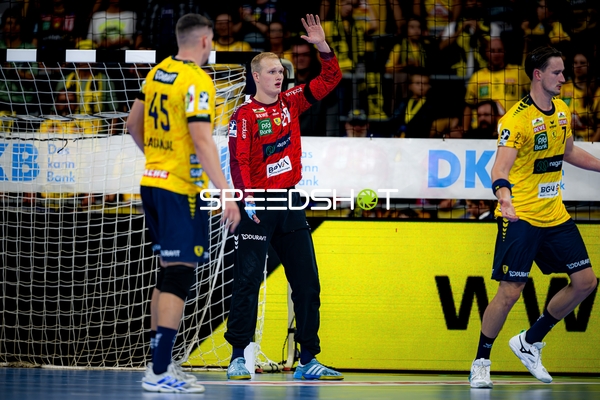 David Späth (29; Rhein Neckar Löwen) steht bereit im Tor