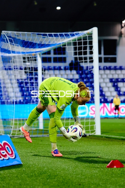 Torwart Laura Dick (1; TSG Hoffenheim Frauen) sichert Ball