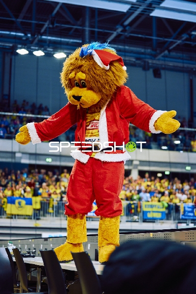 Das Maskottchen der Rhein Neckar Löwen führt eine Unterhaltungseinlage auf.