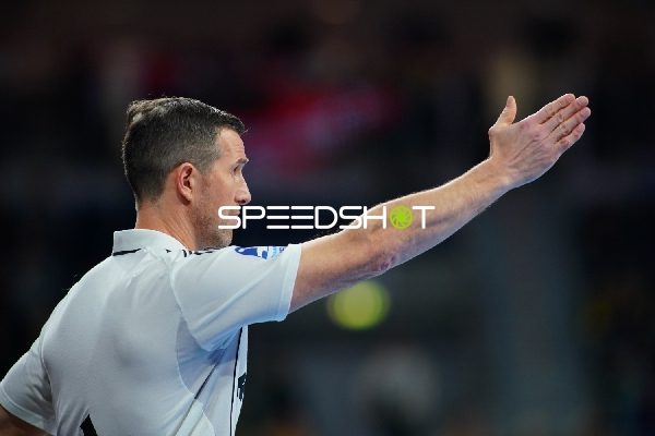 Trainer Torsten Jansen (0, HSV Hamburg) gibt Anweisung