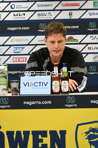 Person bei Pressekonferenz