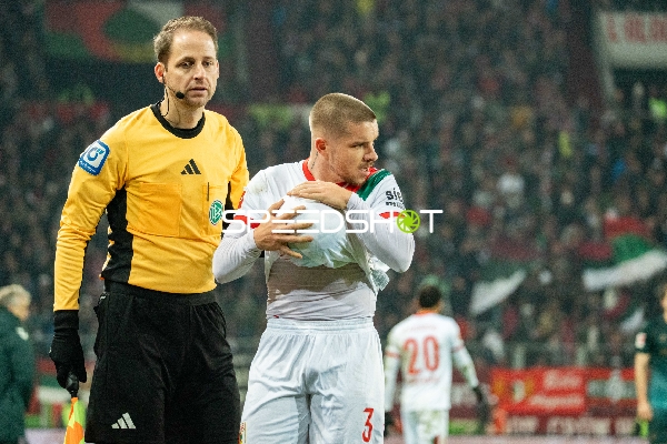 Schiedsrichter und Spieler