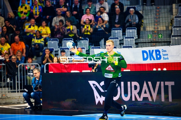 Torwart wirft den Ball