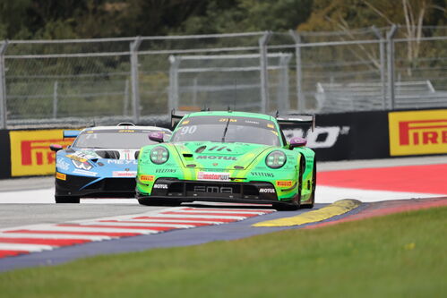 Zwei GT Masters Fahrzeuge auf der Rennstrecke
