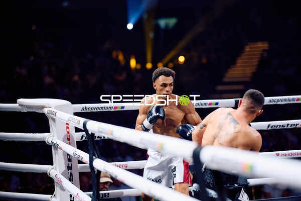 Boxer Alexander Okafor (108; VIP) im Kampf