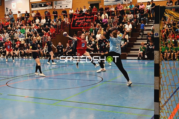 Wurfversuch im Handballspiel Kurpfalz Bären gegen Mainz 05