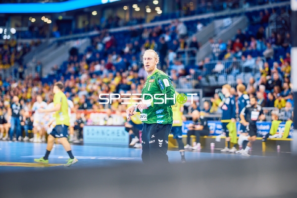 Ein Spieler der Rhein Neckar Löwen steht auf dem Spielfeld.