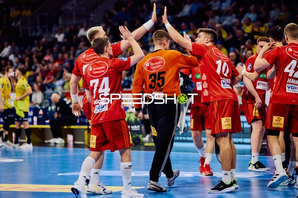 Spieler von TSV Hannover Burgdorf geben sich High-Fives.