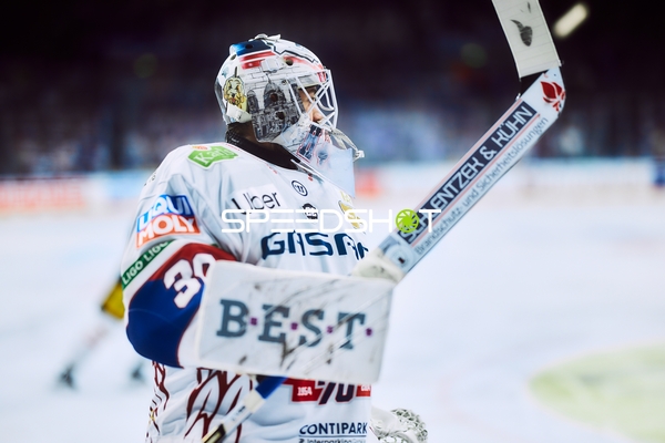 Torwart der Eisbären Berlin jubelt im Halbfinale