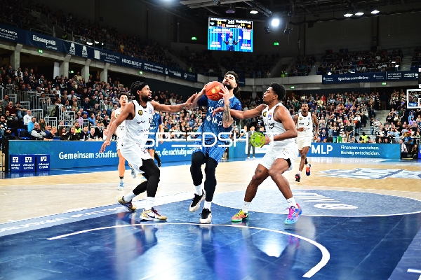 Marcel Keßen (15; MLP Academics Heidelberg) mit Ball gegen Chip Flanigan (30; Basketball Löwen Braunschweig) und Grant Sherfield (25; Basketball Löwen Braunschweig)